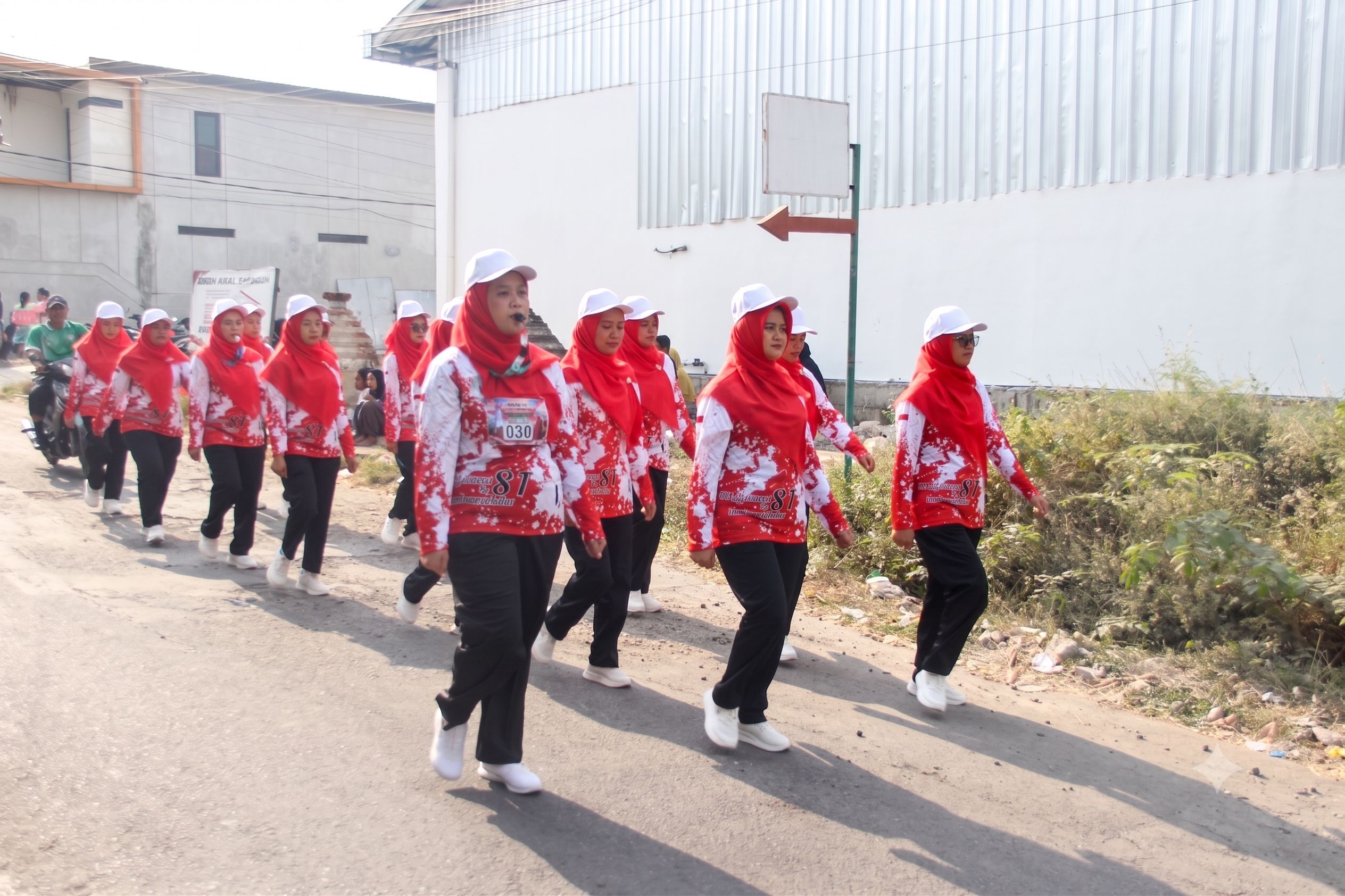 Semarakkan HUT RI, Guru dan Tenaga Kependidikan MAN 2 Lamongan Terjunkan 2 Pleton dalam Gerak Jalan Kecamatan